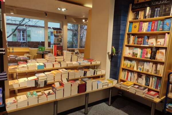 Bücher, die nach dem Pyramiden-Schema sortiert sind.