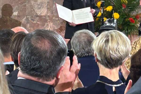 Der Gewinner des Friedenspreis Salman Rushdie hält seine Gewinnerurkunde in den Händen.