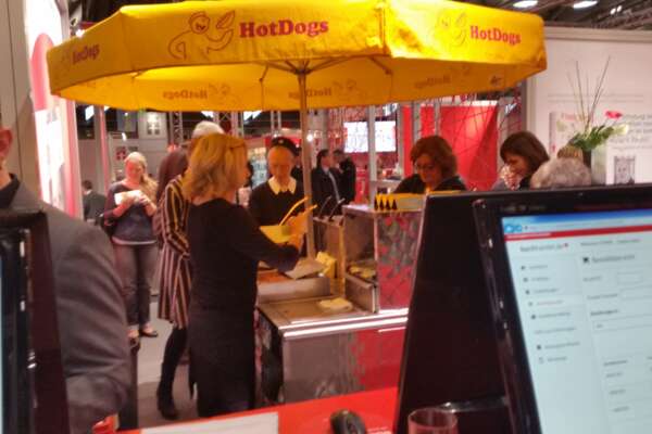 Eine Frau verteilt an einem Stand Hot-Dogs im Jahr 2015.