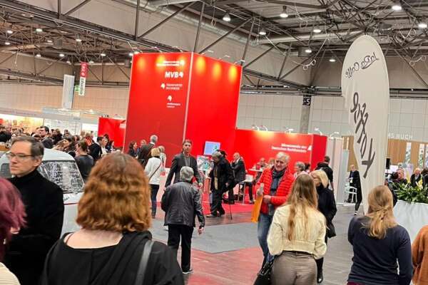Blick auf den MVB Messestand auf der Leipziger Buchmesse aus weiter Entfernung.