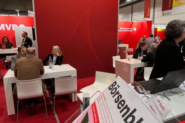 Blick auf den MVB Stand auf der Leipziger Buchmesse 2023 und auf das Börsenblatt Magazin.