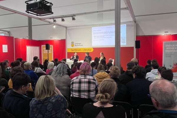 Besucher bei der Veranstaltung Fachforum + Literatur auf der Leipziger Buchmesse.