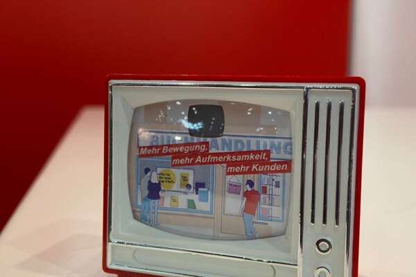 Miniatur Fernseher, auf dem MVB Werbung zu sehen ist.