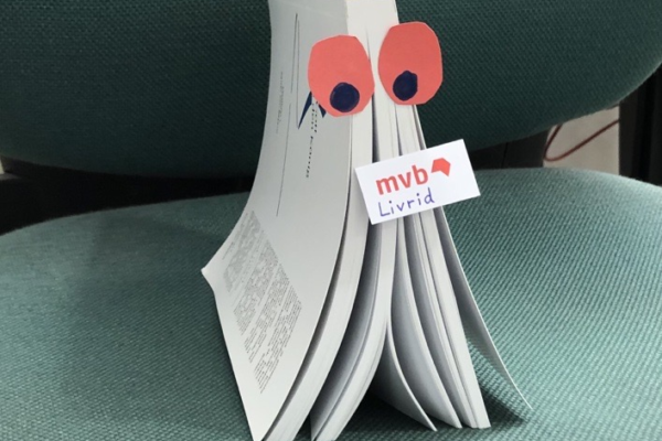 Das Livro-Masskotchen Livrid in Form eines aufgestellten Buchs mit Augen.