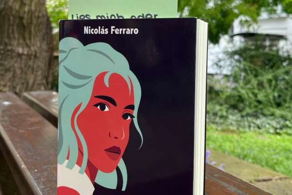 Ein auf einer Parkbank ausgesetztes Buch anlässlich des Welttag des Buches