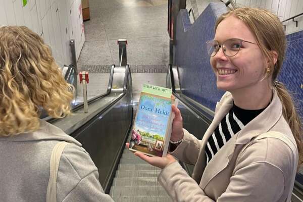 Emely und Ronja verstecken Bücher in der Altstadt. Hier in der U-Bahn-Station.