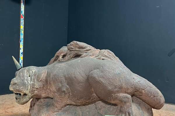 Emely und Ronja verstecken Bücher in der Altstadt. Hier in der U-Bahn-Station