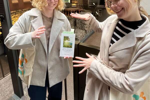 Emely und Ronja verstecken Bücher in der Altstadt. Hier in der Kaiserpfalz.