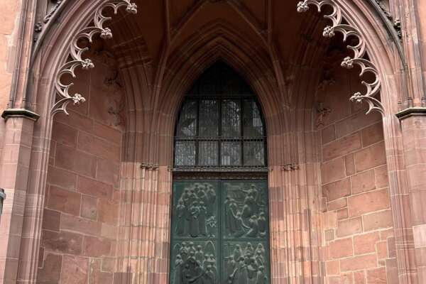 Emely und Ronja verstecken Bücher in der Altstadt. Hier am Fuße des Doms.
