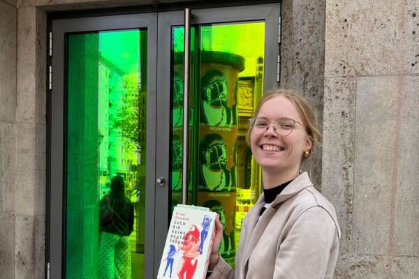 Emely und Ronja verstecken Bücher in der Altstadt. Hier in einem Hauseingang