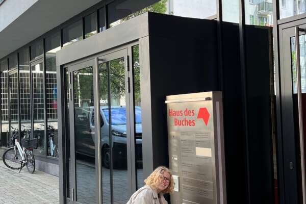Emely und Ronja verstecken Bücher in der Altstadt. Hier am Haus des Buches