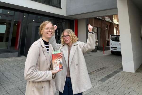Emely und Ronja verstecken Bücher in der Altstadt. Hier am Haus des Buches
