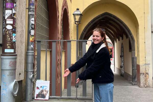 Jule zeigt auf ein von ihr ausgesetztes Buch zum Welttag des Buches.