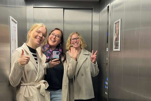 Ronja, Katrin und Emely stehen im Aufzug und machen ein Selfie