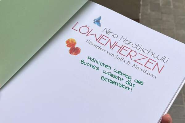 Ein aufgeschlagenes Buch mit einer Widmung zum Welttag des Buches.