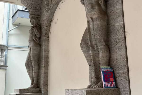 Ein ausgesetztes Buch in der Frankfurter Altstadt