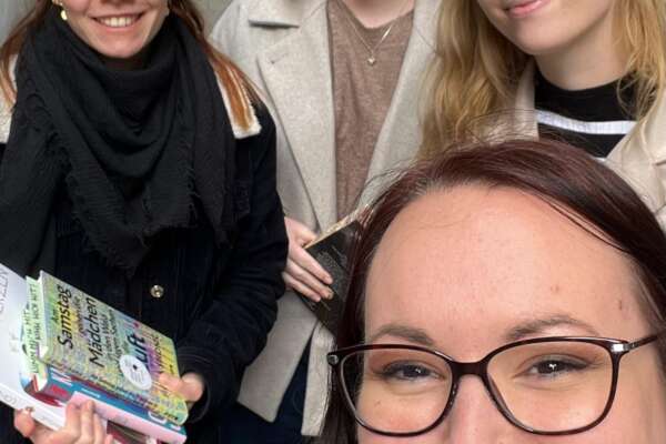 Jule, Ronja, Emely und Katrin freuen sich auf den Welttag des Buches.