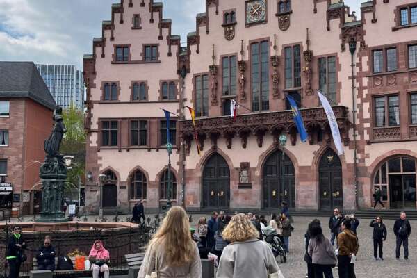 Emely und Ronja laufen über den Römer.