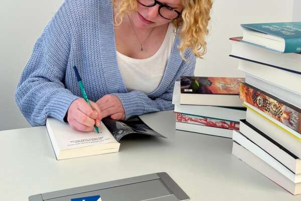 Emely widmet Bücher für den Welttag des Buches.