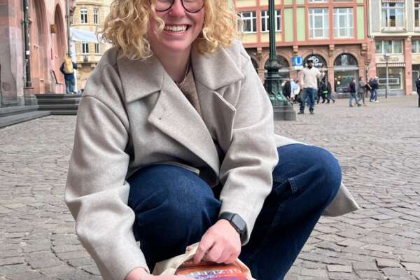 Emely holt Bücher aus ihrer Tasche.