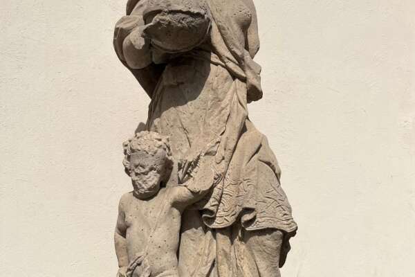 Ein zum Welttag des Buches verstecktes Buch an einer Statur.