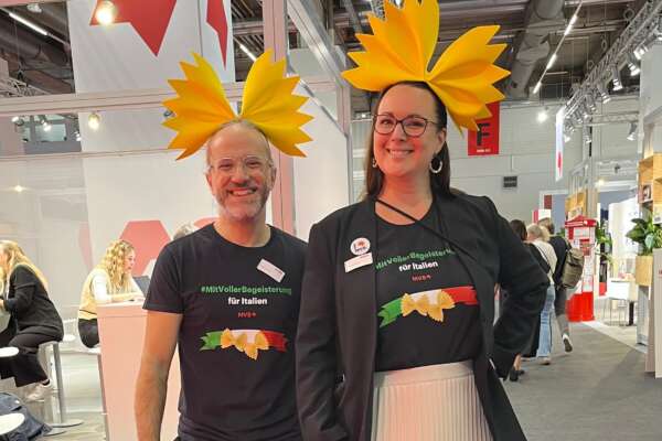 Katrin und Markus tragen passend zum Gastland Italien Haarschmuck in Farfalle-Optik.