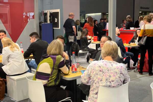 Viele Besucher am Messestand.