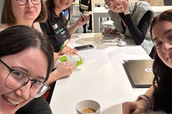 MVB Mitarbeiterin sitzen während der Pause an einem Tisch am Stand.