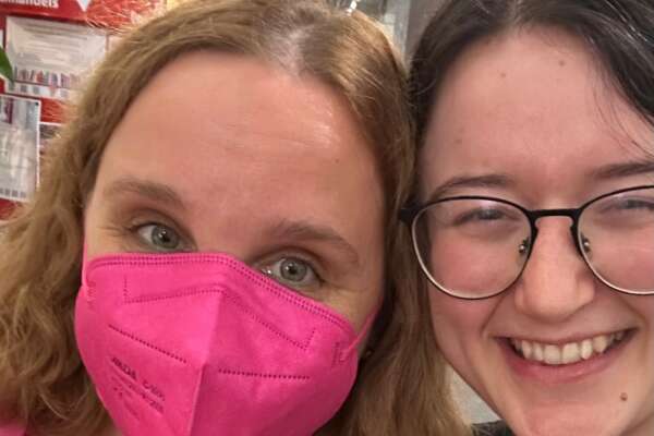 Sarah Reul und Franziska Werum mit einem Hotdog vom MVB-Stand.