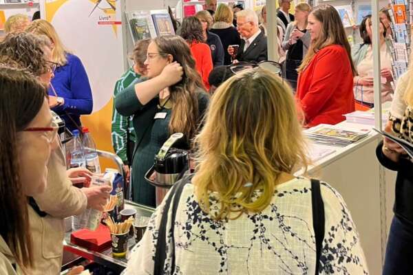 Viele Menschen am Livro-Stand.