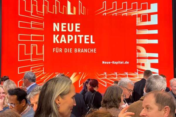 Viele Menschen auf der Börsenverein-Standparty am Freitagabend.