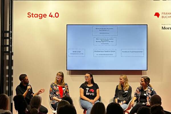 Katrin, Nina, Petra & Co. sprechen über ihre Berufseinstiege bei MVB auf der Stage 4.0.