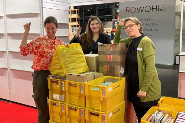 Das Livro Team mit vielen Kisten beim packen.