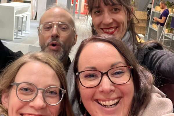 Markus, Angie Katrin und Rahel lächeln in die Kamera am Ende der Buchmesse.