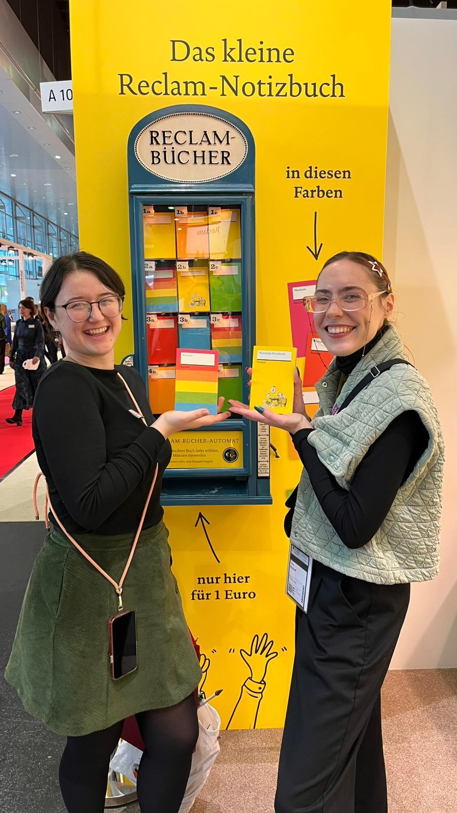 Lorina mit Kollegin Franzi auf der Frankfurter Buchmesse