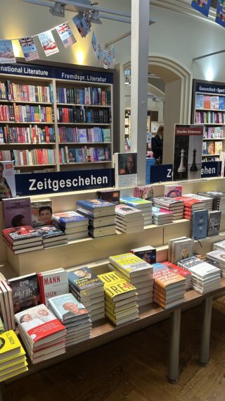Buchtisch des Lesemotivs Auseinandersetzen in der Buchhandlung Ludwig