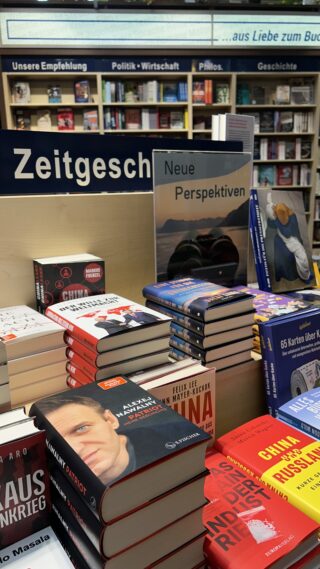 Buchtisch des Lesemotivs Entdecken in der Buchhandlung Ludwig