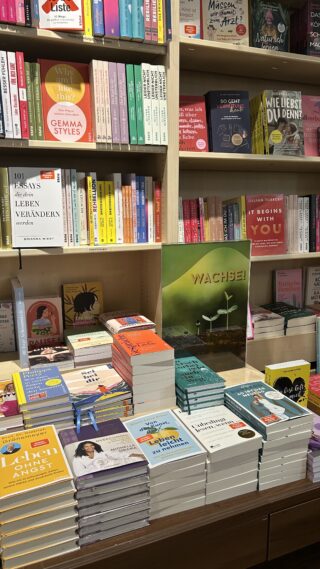 Buchtisch des Lesemotivs Optimieren in der Buchhandlung Ludwig