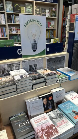 Buchtisch des Lesemotivs Verstehen in der Buchhandlung Ludwig