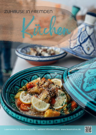 Lesemotive Plakat zum Thema Kochen zeigt zwei Teller mit Essen, darüber steht "Zu Hause in fremden Küchen".