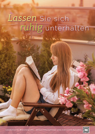 Lesemotive Plakat zeigt eine Frau, die auf einem Balkon liest. darüber steht "Lassen Sie sich ruhig unterhalten".