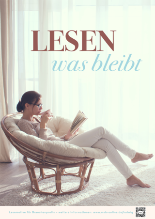 Lesemotive Plakat zeigt eine Frau, die in einem Sessel sitzt und liest, darüber steht "Lesen was bleibt".