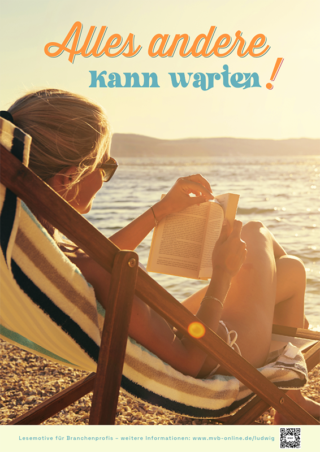 Lesemotive Plakat, auf dem eine Frau in einem Liegestuhl am Strand liegt und liest. Im Hintergrund ist das Meer zu sehen. Darüber steht "Alles andere kann warten!".