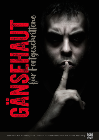 Lesemotive Plakat zeigt einen Mann, der  vor einem schwarzen Hintergrund steht, finster in die Kamera schaut und sich den Zeigefinger an den Mund hält . Daneben steht "Gänsehaut für Fortgeschrittene".