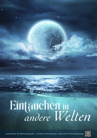 Lesemotive Plakat, auf dem ein großer Vollmond vor einem Nachthimmel über dem Meer zu sehen ist. Darunter steht "Eintauchen in andere Welten".