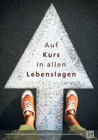 Lesemotive Plakat auf dem ein Weißer Pfeil auf einer Straße zu sehen ist. Auf diesem seht "Auf Kurs in allen Lebenslagen.
