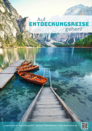 Lesemotive Plakat, auf dem ein großer See in den Bergen zu sehen ist. Im Hintergrund sind die Berge zu sehen. Davor steht "Auf Entdeckungsreise gehen!".