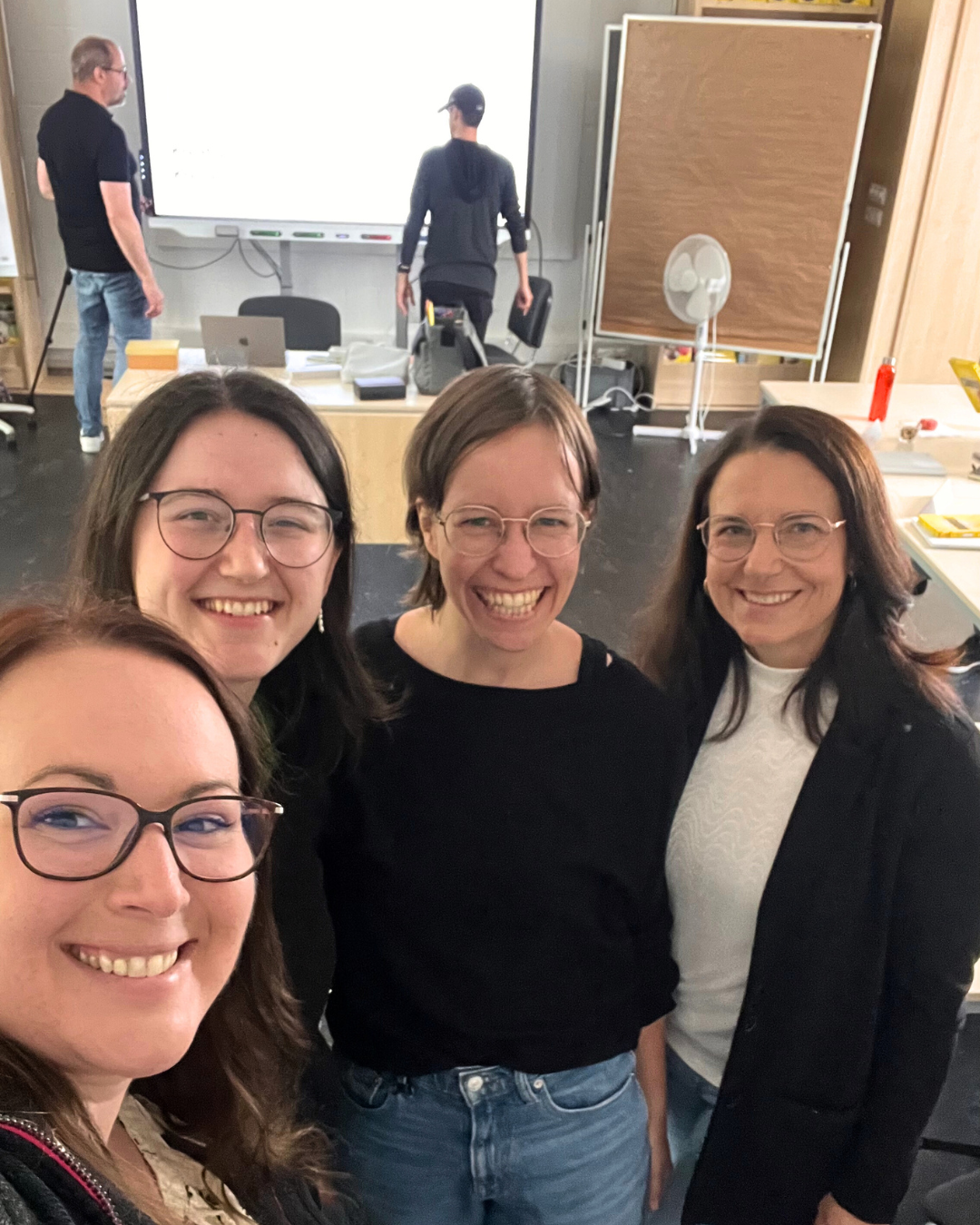 Katrin, Franziska, Berit und Kirsten nehmen am Workshop Kreativitätstechniken teil