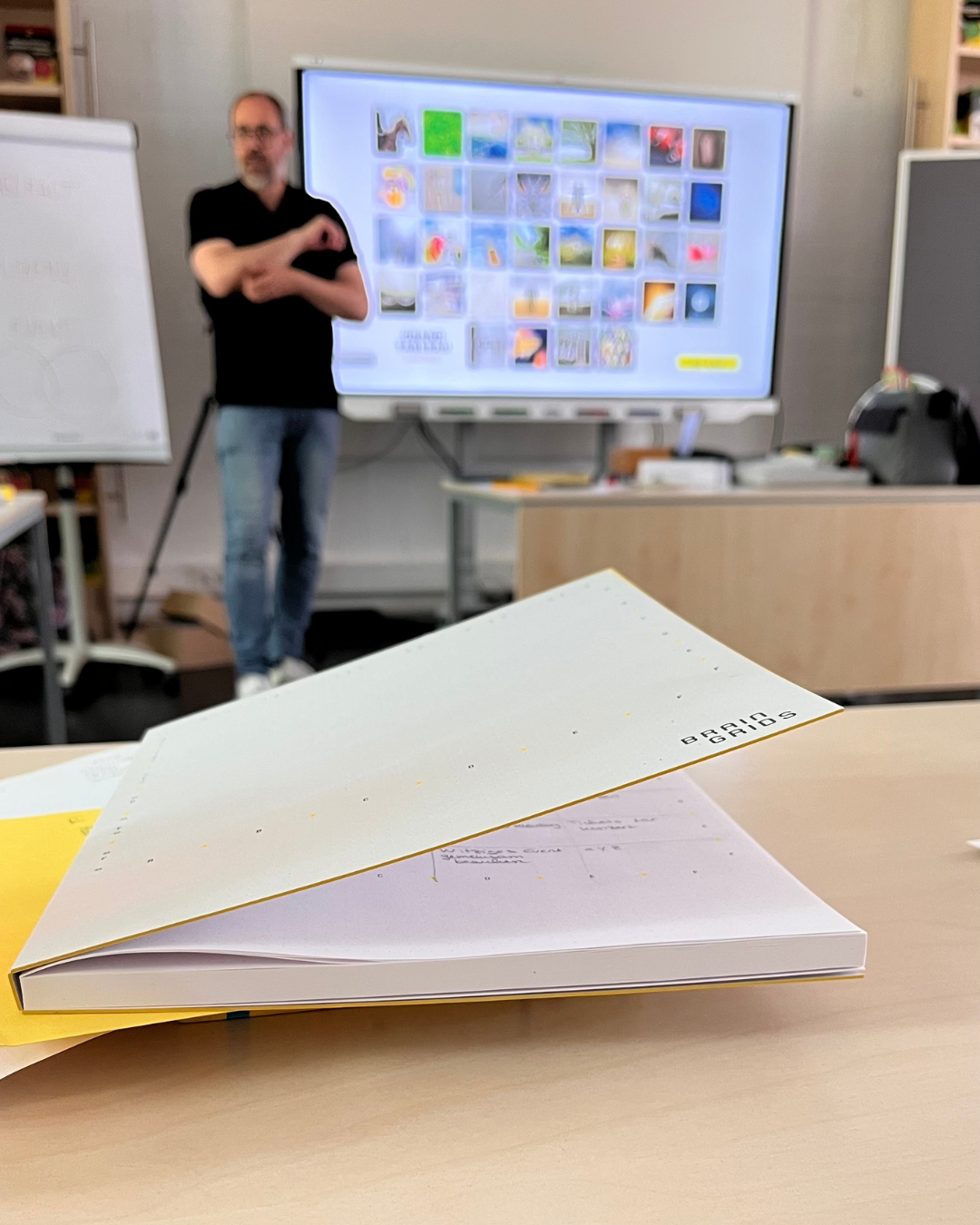 Andreas Jacobs steht vor der digitalen Tafel und unterrichtet