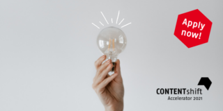 Grafik für den Contentshift Accelerator zeigt eine Hand, die eine Glühbirne in der Hand hält.